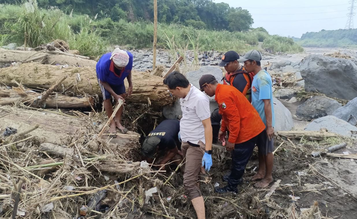 Pengendara Motor Terseret Banjir di Bojong Tegal, Remaja 17 Tahun Ditemukan Meninggal di Sungai Gung