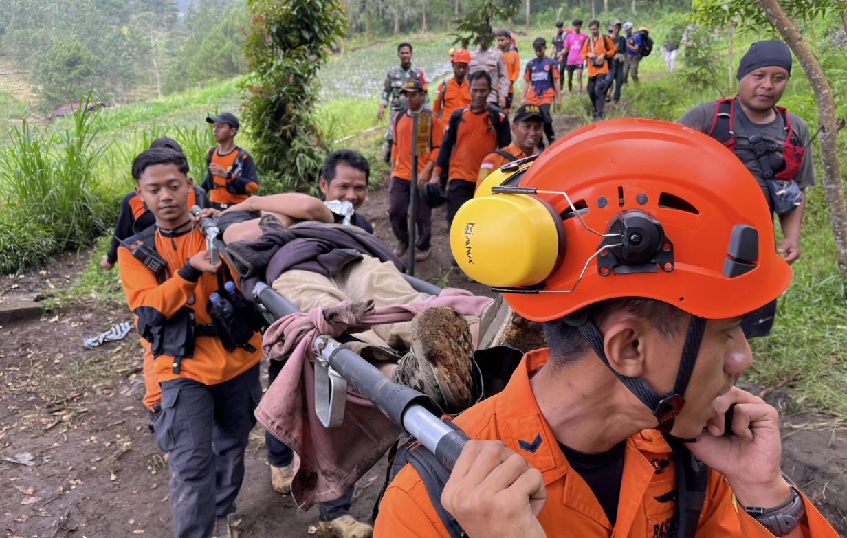 Perjuangan Tim SAR Tembus Hujan di Jalur Cetho, Evakuasi Pendaki Remaja yang Alami Cedera Kaki