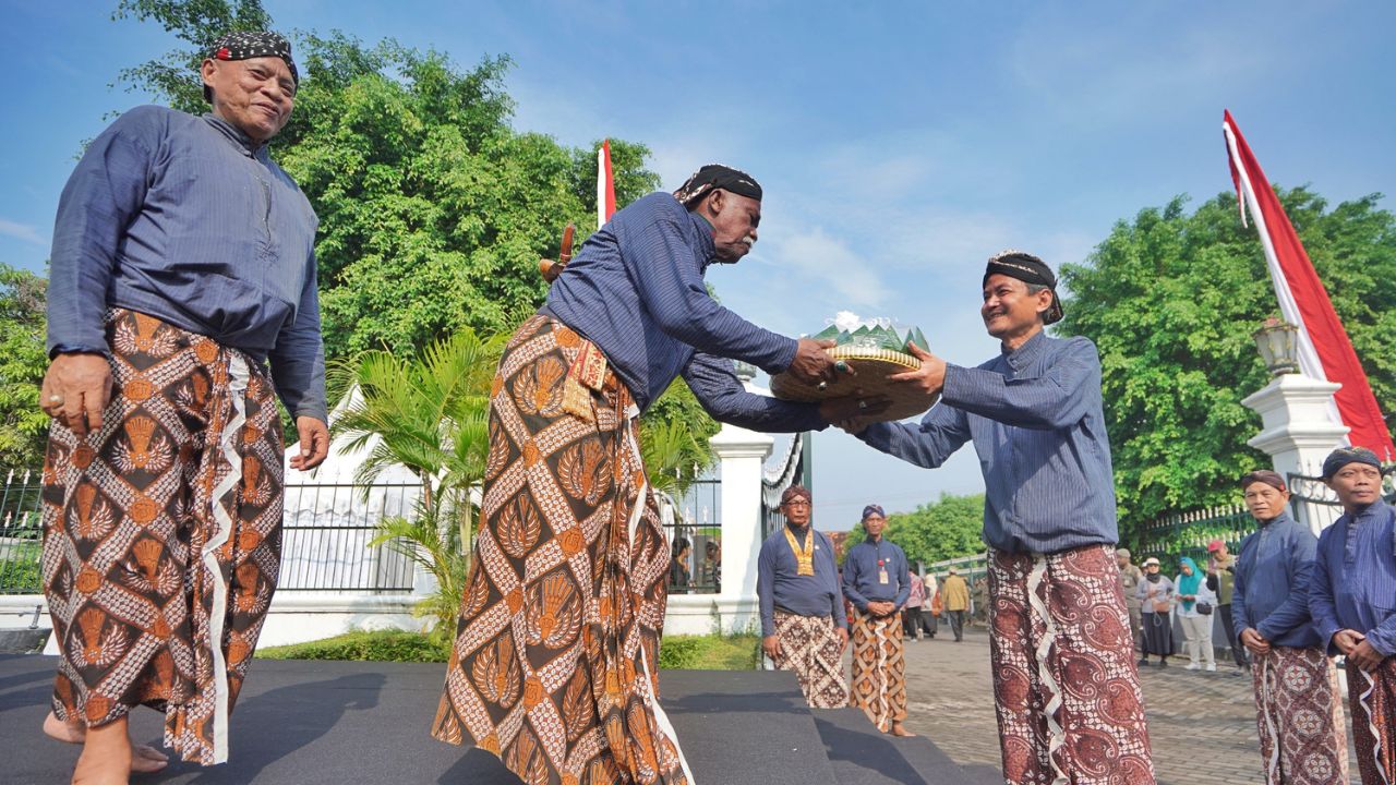 Ribuan Warga Padati Kirab Budaya Ulang Tahun ke-80 Sri Sultan HB X, Jogja Tampil Anggun dan Meriah