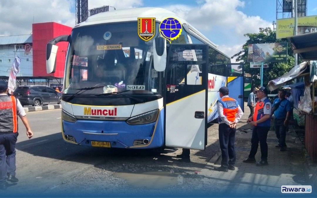 Ilustrasi - Pemeriksaan Kondisi Bus oleh Petugas Dishub