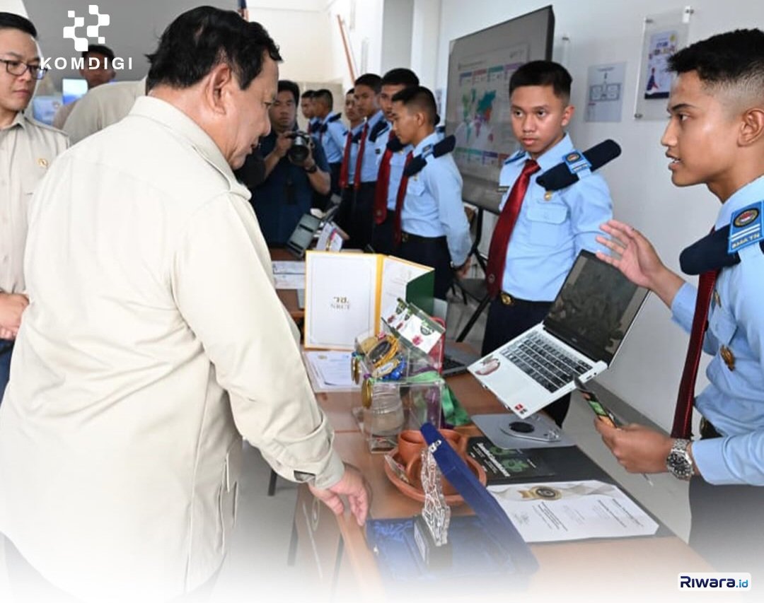 Presiden Prabowo Subianto Berbincang dengan Siswa SMA Taruna Nusantara Kampus Malang