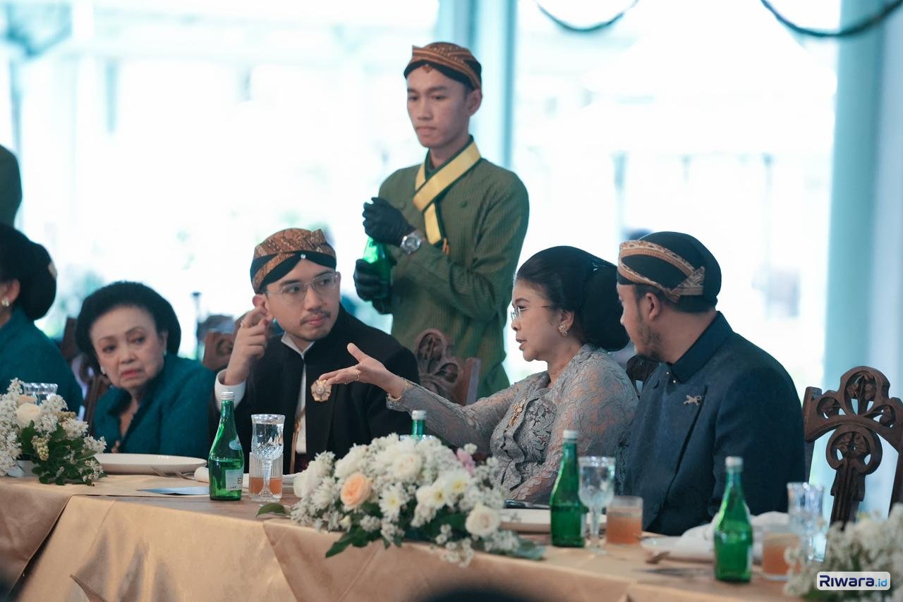 PB XIV Hangabehi Berbincang Bersama GKBRAA Paku Alam dan KGPAA Mangkunegara X