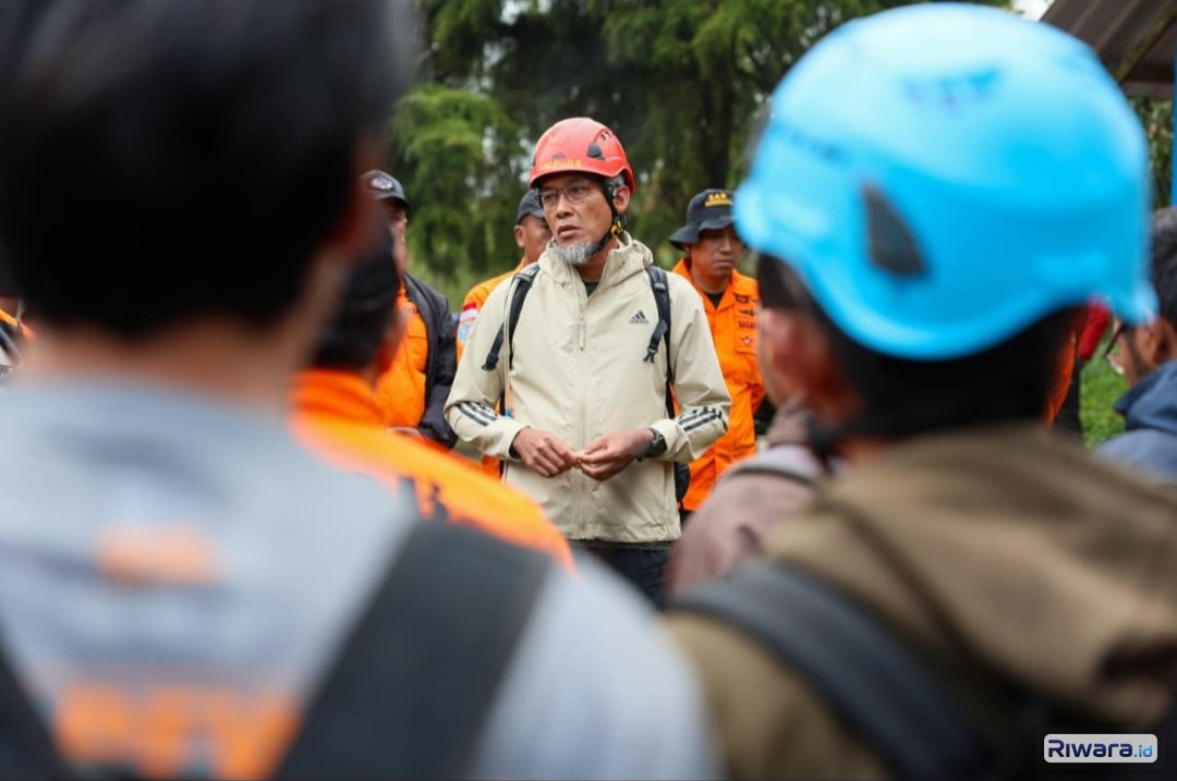 Sekda Provinsi Jawa Tengah Sumarno Berkoordinasi dengan Tim Penyelamat di Bukit Mongkrang, Karanganyar