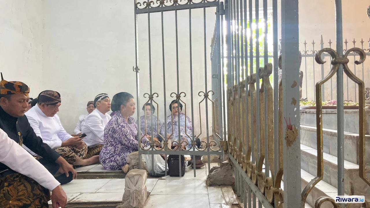 Karaton Surakarta Hadiningrat Ziarah ke Makam Leluhur di Pamekasan, Madura. Rombongan Dipimpin GKR Koes Moertiyah Wandansari.