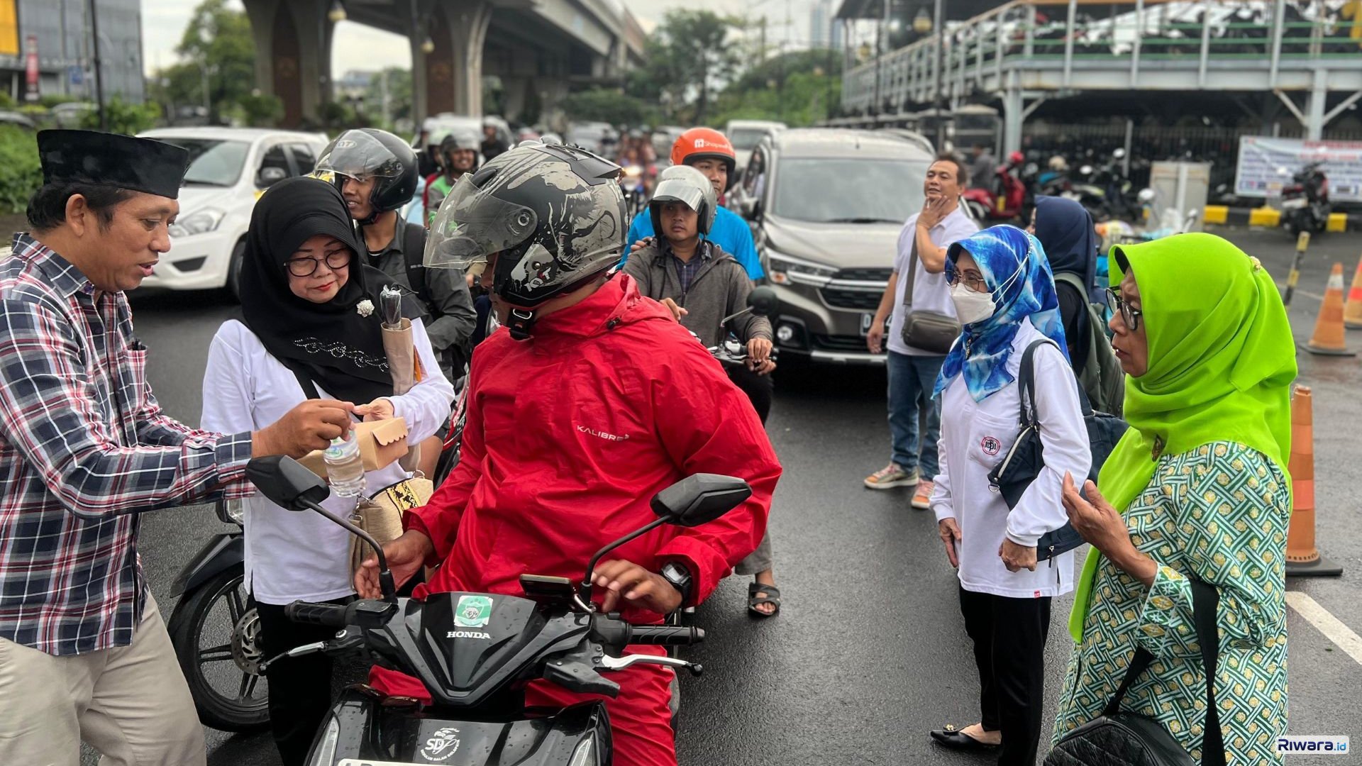 Dokter Turun ke Jalan, IDI Surakarta Bagikan 800 Paket Sembako dan Takjil untuk Warga Solo