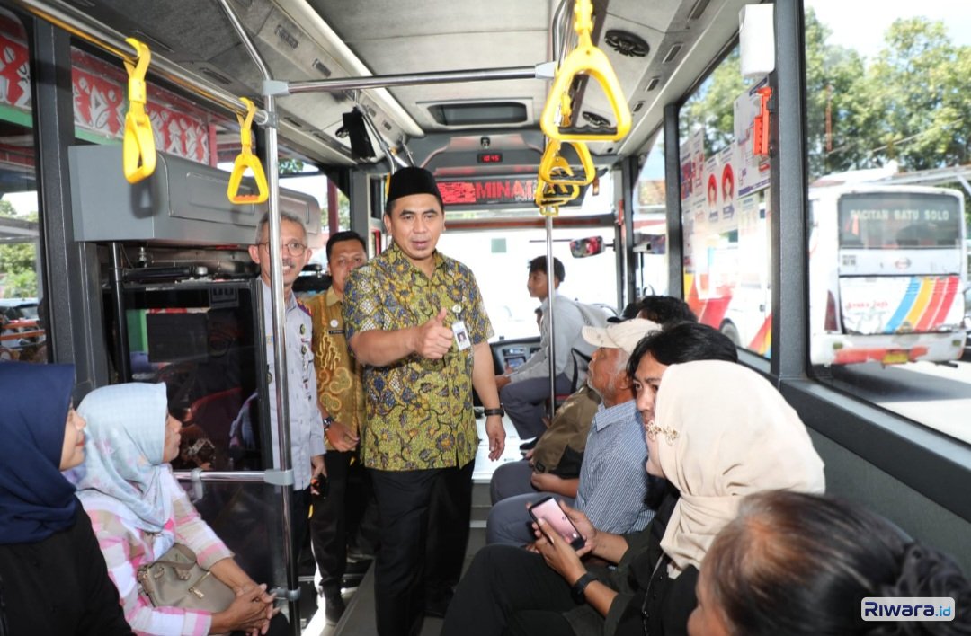Wakil Gubernur Jawa Tengah Taj Yasin Maimoen Mengecek Layanan Internet Gratis saat Bus Berhenti di Terminal