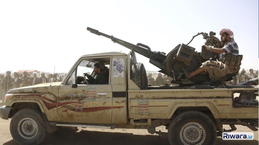 Kelompok bersenjata Houthi dengan meriam penangkis serangan udara.