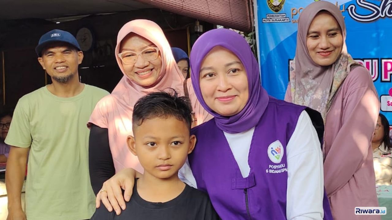 Ketua TP Posyandu tingkat Kota Surakarta Vanessa Winastasia bersama Kepala Puskesmas Gajahan dr Farahdilla Mirshanti MPH mendatangi Posyandu