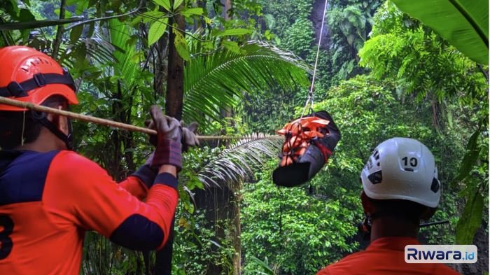 Evakuasi Dramatis, Tim SAR Angkat Jenazah Warga di Jurang Curug Ciputut Purbalingga