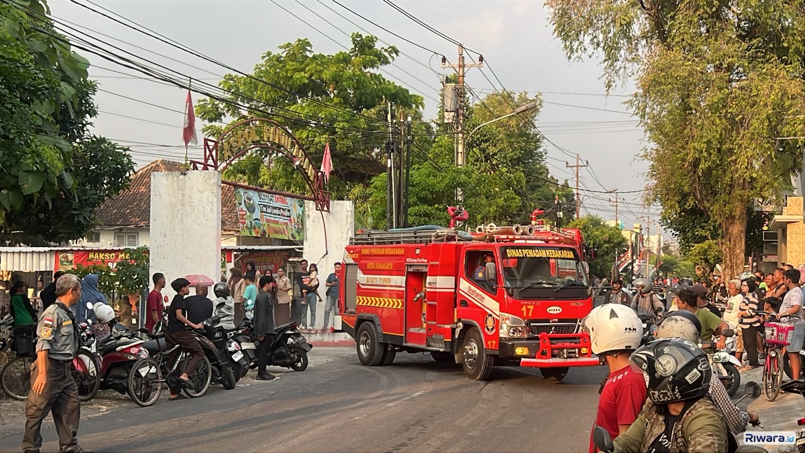 Mobil Pemadam Kebakaran Tiba di Lokasi Kebakaran