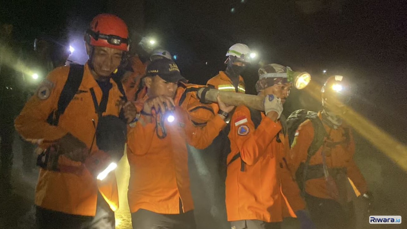 SAR Gabungan Berhasil Evakuasi Pendaki Gunung Slamet yang Terhempas ke Dasar Kawah Gara-gara Foto Selfie