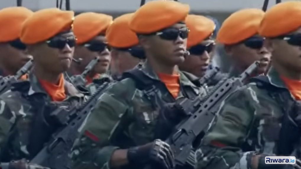 Mengenal Senjata Canggih yang Disandang Prajurit Korpasgat saat Upacara HUT TNI: Bawa SIG SG 552 Bullpup Custom!
