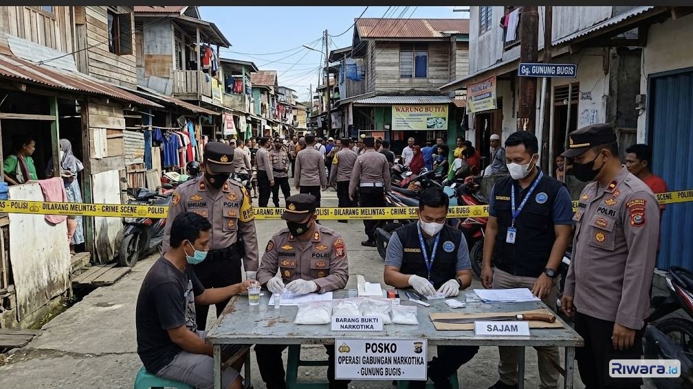 Penggerebekan Sarang Narkoba Gunung Bugis Balikpapan: 48 Orang Positif Sabu, Polisi Tangkap Pengedar Bersejata Tajam